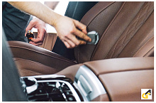 Обработка кожи в салоне автомобиля Hikari Leather Cleaner 